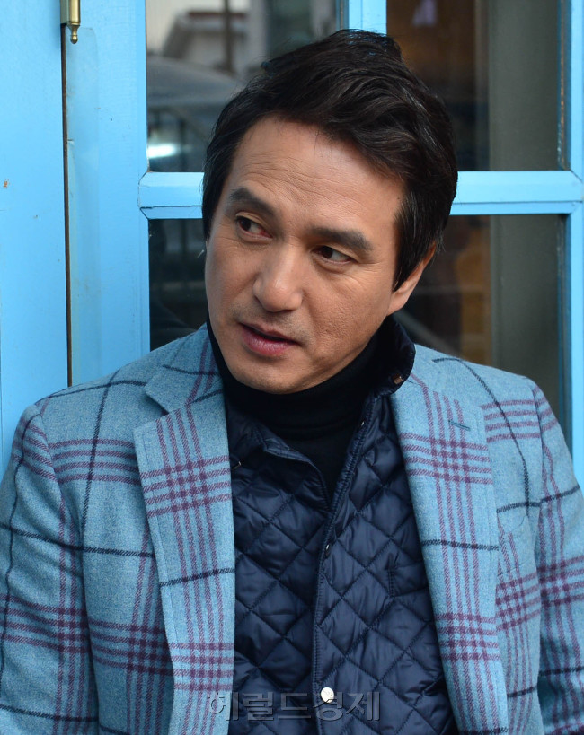영화 ‘파리의 한국남자’의 배우 조재현을 지난 26일 서울 종로구 삼청동 한 카페에서 만났다. 조재현은 ‘파리의 한국남자’에서 신혼여행지에서 사라진 아내를 찾아 헤매는 남자 ‘상호’ 역을 맡았다.윤병찬 기자/yoon4698@heraldcorp.com