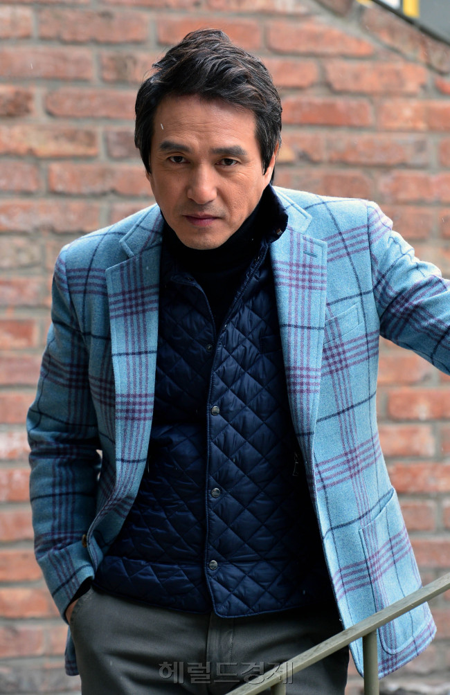 영화 ‘파리의 한국남자’의 배우 조재현을 지난 26일 서울 종로구 삼청동 한 카페에서 만났다. 조재현은 ‘파리의 한국남자’에서 신혼여행지에서 사라진 아내를 찾아 헤매는 남자 ‘상호’ 역을 맡았다.윤병찬 기자/yoon4698@heraldcorp.com