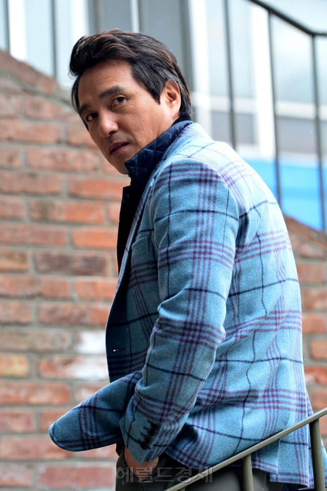 영화 ‘파리의 한국남자’의 배우 조재현을 지난 26일 서울 종로구 삼청동 한 카페에서 만났다. 조재현은 ‘파리의 한국남자’에서 신혼여행지에서 사라진 아내를 찾아 헤매는 남자 ‘상호’ 역을 맡았다.윤병찬 기자/yoon4698@heraldcorp.com