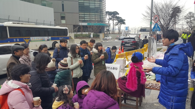 노숙농성에 나서고 있는 대학생들은 매일 당번을 정해 시민들에게 소녀상의 설립 배경 및 세부 사항, 의미 등에 대해 설명한다. 신동윤 기자/realbighead@heraldcorp.com