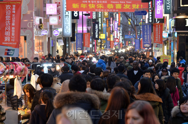 명동 거리를 오가는 외국인 관광객의 모습. [사진=헤럴드경제DB]