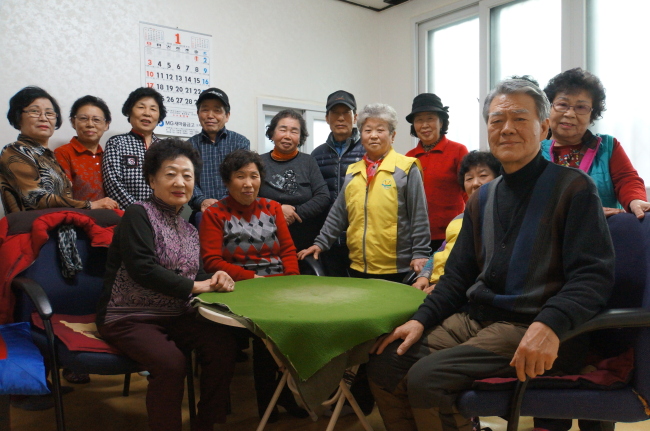 <YONHAP PHOTO-0676> 폐지 주워 어려운 중학생에게 교복 선물한 어르신들 (서울=연합뉴스) 서울 구로구 고척2동 덕의경로당 어르신들은 작년부터 1년간 동네 곳곳의 폐품을 수집해 동네 어려운 형편의 중학생 6명의 교복비 120만 원을 마련했다. 학생들은 이날 오전 덕의경로당에서 장학금을 20만 원씩 받고, 어르신들과 점심도 함께할 예정이다. 사진은 한상진(맨 오른쪽 남성) 경로당 회장과 어르신들. 2016.1.27 << 구로구청 제공 >> photo@yna.co.kr/2016-01-27 05:40:10/ <저작권자 ⓒ 1980-2016 ㈜연합뉴스. 무단 전재 재배포 금지.>
<YONHAP PHOTO-0676> 폐지 주워 어려운 중학생에게 교복 선물한 어르신들 (서울=연합뉴스) 서울 구로구 고척2동 덕의경로당 어르신들은 작년부터 1년간 동네 곳곳의 폐품을 수집해 동네 어려운 형편의 중학생 6명의 교복비 120만 원을 마련했다. 학생들은 이날 오전 덕의경로당에서 장학금을 20만 원씩 받고, 어르신들과 점심도 함께할 예정이다. 사진은 한상진(맨 오른쪽 남성) 경로당 회장과 어르신들. 2016.1.27 << 구로구청 제공 >> photo@yna.co.kr/2016-01-27 05:40:10/ <저작권자 ⓒ 1980-2016 ㈜연합뉴스. 무단 전재 재배포 금지.>