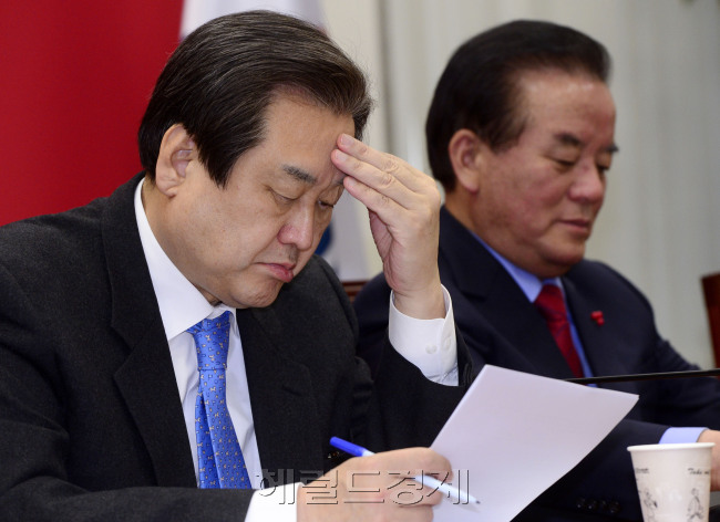 국회선진화법을 놓고 ‘권력자’라는 말로 박근혜 대통령과 각을 세우면서 시선을 받고 있는 김무성 새누리당 대표가 27일 오전 국회에서 열린 최고중진연석회의에서 참석의원들의 발언을 경청하고 있다.    박해묵 기자/mook@heraldcorp.com