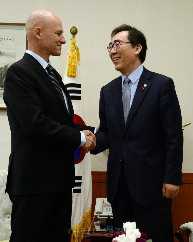 27일 오전 서울 도림동 외교부에서 조태열 외교부 제2차관이 마크 워즈데키 캐나다 글로벌부 국제안보정치 담당 차관보를 접견하고 악수를 하고 있다. 이날 접견에서 대북제재협조방안에 대해 논의의 되었다./ 안훈 기자 rosedale@heraldcorp.com 2016.01.27