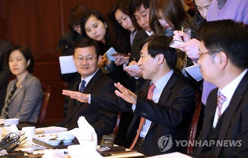 BOK Gov. Lee Ju-yeol (second from right) speaks at a meeting with economists on Wednesday.   Yonhap