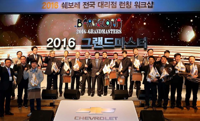 James Kim (center), chief operating officer of GM Korea, on Tuesday pledges for another great year of sales with its vehicle dealers at the company’s Chevrolet All-Agent Workshop on Jejudo Island. GM Korea sold a total of 158,404 cars in 2015, the highest since the company’s establishment in 2002.   GM Korea