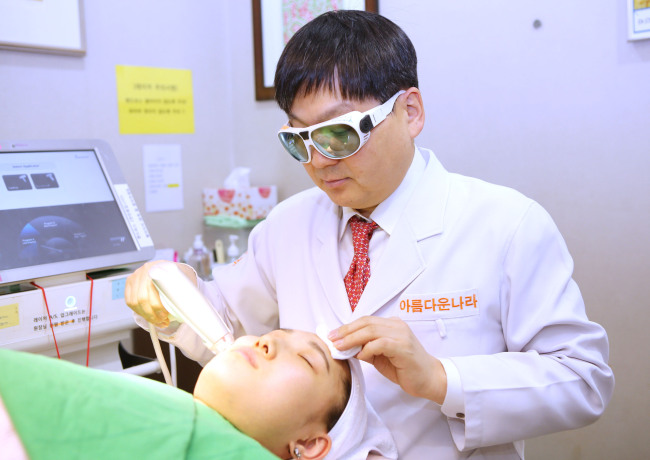 이상준 아름다운나라 피부과 원장이 여드름흉터 환자를 치료하고 있다.[사진제공=닥터PR]
이상준 아름다운나라 피부과 원장이 여드름흉터 환자를 치료하고 있다.[사진제공=닥터PR]