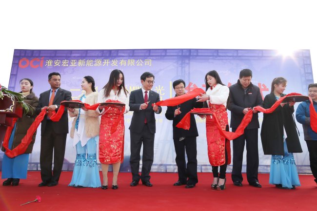 OCI COMPLETES HUAI’AN SOLAR PLANT — OCI president Huh Man (center) and company officials hold a ribbon-cutting ceremony Wednesday to mark the completion of OCI’s 10-megawatt solar power plant located in a 270,000-square-meter-wide crab farm in Hongze County of Huai’an, China. The plant, able to produce electricity for some 3,600 households, will become a supplier to the State Grid Corporation of China for the next 20 years, according to green energy and chemical company OCI. (OCI)
