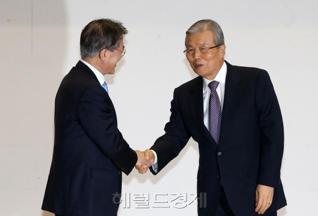 문재인 더불어민주당 대표와 김종인 비상대책위원장이 27일 오후 서울 여의도 국회 의원회관에서 열린 제4하 중앙위원회의에서 악수를 나누고 있다. 박해묵 기자/mook@heraldcorp.com [사진=헤럴드경제DB]