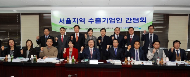 주영섭 중소기업청장이 27일 서울 목동 행복한백화정에서 수출 중소기업인과의 간담회를 가졌다. [사진 제공=중소기업청]
주영섭 중소기업청장이 27일 서울 목동 행복한백화정에서 수출 중소기업인과의 간담회를 가졌다. [사진 제공=중소기업청]