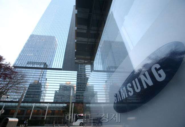 삼성전자가 4년 연속 매출 200조원 돌파했다. 지난해 매출은 3% 감소했지만 영업이익은 5.5% 증가했다. 사진은 삼성전자 사옥. [사진=헤럴드경제DB]