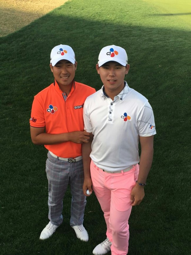 김시우(오른쪽)가 PGA 투어 파머스 인슈어런스 오픈 연습에 앞서 이동환과 포즈를 취하고 있다. 사진=김시우 제공