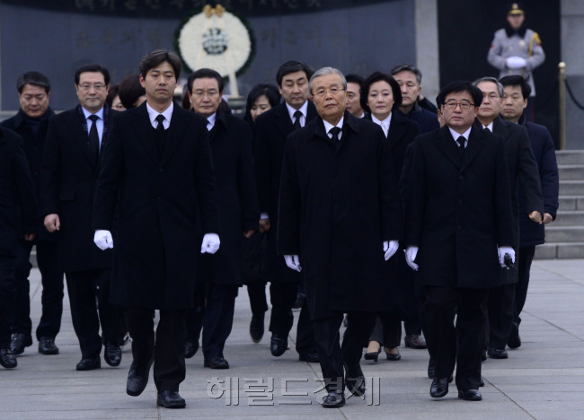 김종인 더불어민주당 비대위원장을 비롯한 당직자들이 28일 오전 취임 첫 일정으로 서울 동작동 국립현충원을 찾아 참배하고 있다. 김 위원장은 현충원에 안장된 전 대통령들의 묘소를 참배한 뒤 국립 4ㆍ19 민주묘지를 참배한다. 박해묵 기자/mook@heraldcorp.com [사진=헤럴드경제DB]