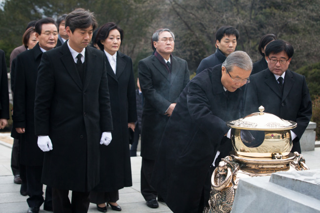 김종인 더불어민주당 비상대책위원장을 비롯한 비대위원들이 28일 서울 동작구 국립서울현충원 고 박정희 전 대통령 묘역을 찾아 참배하고 있다. 2016.1.28
김종인 더불어민주당 비상대책위원장을 비롯한 비대위원들이 28일 서울 동작구 국립서울현충원 고 박정희 전 대통령 묘역을 찾아 참배하고 있다. 2016.1.28