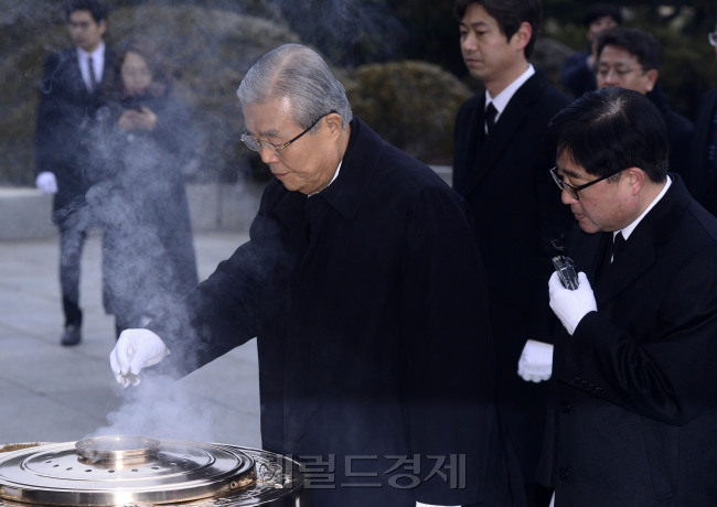 김종인 더불어민주당 비대위원장을 비롯한 당직자들이 28일 오전 취임 첫 일정으로 서울 동작동 국립현충원을 찾아 참배하고 있다. 박해묵 기자/mook@heraldcorp.com