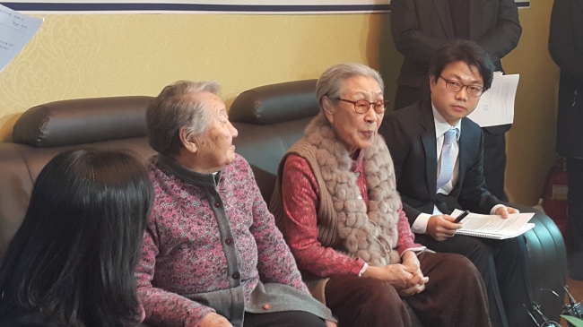 일본군 위안부 피해자 (좌측부터)길원옥 할머니와 김복동 할머니가 한일 외교장관 회담에 대해 비판하고 있다. 신동윤 기자/realbighead@heraldcorp.com
일본군 위안부 피해자 (좌측부터)길원옥 할머니와 김복동 할머니가 한일 외교장관 회담에 대해 비판하고 있다. 신동윤 기자/realbighead@heraldcorp.com