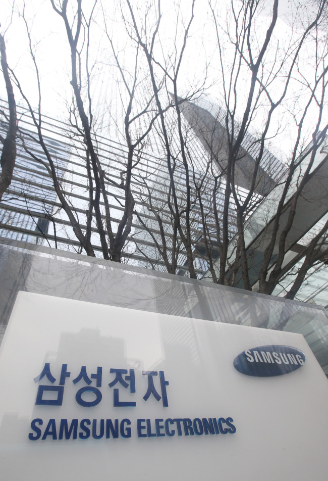 A Samsung Electronics sign stands at the company’s Seoul headquarters.   Yonhap