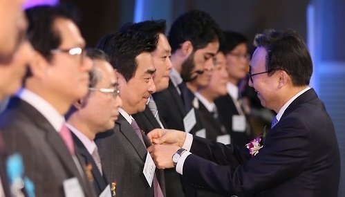 Vice Trade Minister Moon Jae-do awards medals of merit, at an event celebrating safe nuclear energy in Seoul on Dec. 23.  Yonhap