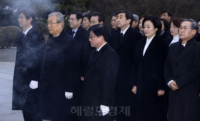 김종인 더불어민주당 비대위원장(왼쪽 두번째)을 비롯한 당직자들이 28일 오전 취임 첫 일정으로 서울 동작동 국립현충원을 찾아 김대중 김영삼 이승만 박정희 전 대통령 묘역에 참배했다. 박해묵 기자/@heraldcorp.com [사진=헤럴드경제DB]