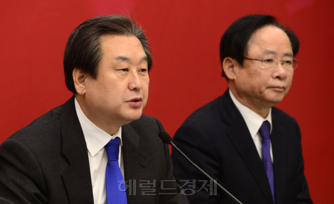 김무성 새누리당 대표와 원유철 원내대표가 29일 오전 서울 여의도 국회에서 열린 저출산대책특별위원회 제7차회의에서 귀엣말을 나누고 있다. 박해묵 기자/mook@heraldcorp.com