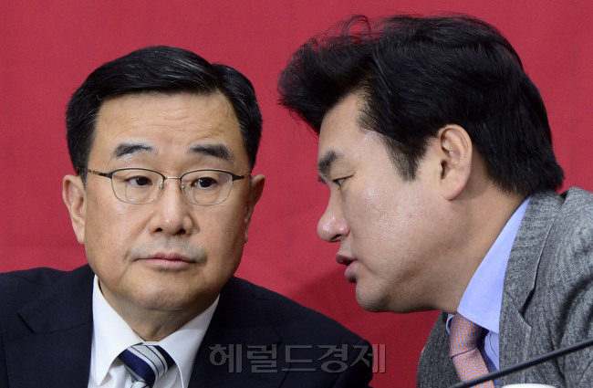 29일 오전 서울 여의도 국회에서 새누리당 원내대책회의가 열린 가운데 원유철 원내대표와 김정훈 정책위의장이 이야기를 나누고 있다. 박해묵 기자/mook@heraldcorp.com [사진=헤럴드경제DB]
