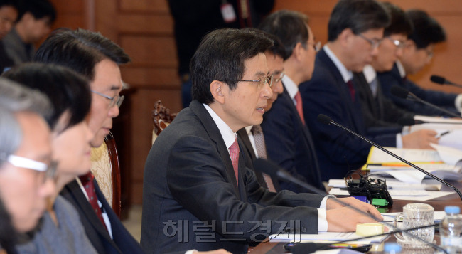 정부 서울청사에서 29일 열린 국민안전 민관합동회의에서 황교안 국무총리가 모두 발언을 하고 있다.   안훈 기자/rosedale@heraldcorp.com
