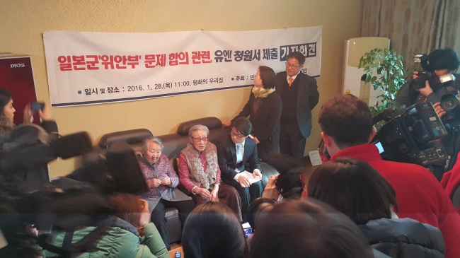 일본군 위안부 피해자 할머니들이 지난해 12월 28일 한일 양국간 위안부 문제 해결을 위한 합의의 부당함에 대해 강조하고 있다. 신동윤 기자/realbighead@heraldcorp.com
일본군 위안부 피해자 할머니들이 지난해 12월 28일 한일 양국간 위안부 문제 해결을 위한 합의의 부당함에 대해 강조하고 있다. 신동윤 기자/realbighead@heraldcorp.com