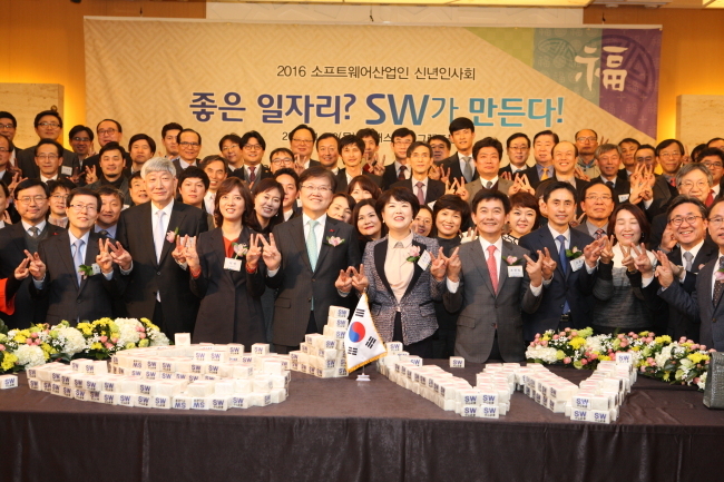 <YONHAP PHOTO-2872> 소프트웨어인 신년 인사회 (서울=연합뉴스) 최양희 미래창조과학부 장관이 28일 오후 서울 서초구 반포동 더팔래스호텔에서 열린 '2016년 소프트웨어(SW)인 신년인사회'에서 참석자들과 스마일(S)웨어(W) 포즈를 취하고 있다. 2016.1.28 << 미래창조과학부 제공>> photo@yna.co.kr/2016-01-28 19:59:09/ <저작권자 ⓒ 1980-2016 ㈜연합뉴스. 무단 전재 재배포 금지.>
<YONHAP PHOTO-2872> 소프트웨어인 신년 인사회 (서울=연합뉴스) 최양희 미래창조과학부 장관이 28일 오후 서울 서초구 반포동 더팔래스호텔에서 열린 '2016년 소프트웨어(SW)인 신년인사회'에서 참석자들과 스마일(S)웨어(W) 포즈를 취하고 있다. 2016.1.28 << 미래창조과학부 제공>> photo@yna.co.kr/2016-01-28 19:59:09/ <저작권자 ⓒ 1980-2016 ㈜연합뉴스. 무단 전재 재배포 금지.>