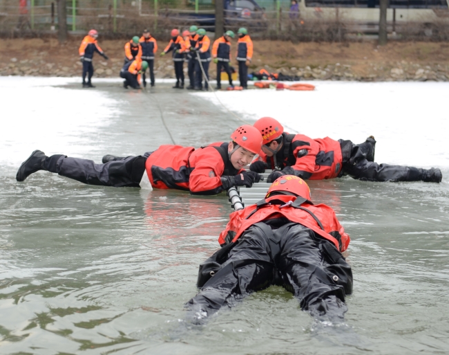 <YONHAP PHOTO-2086> '지금은 빙상 구조훈련 중' (서울=연합뉴스) 28일 오후 서울 광진구 건국대학교 일감호에서 광진소방서 대원들이 빙상 구조훈련을 하고 있다. 2016.1.28 << 광진소방서 제공 >> photo@yna.co.kr/2016-01-28 16:03:11/ <저작권자 ⓒ 1980-2016 ㈜연합뉴스. 무단 전재 재배포 금지.>
<YONHAP PHOTO-2086> '지금은 빙상 구조훈련 중' (서울=연합뉴스) 28일 오후 서울 광진구 건국대학교 일감호에서 광진소방서 대원들이 빙상 구조훈련을 하고 있다. 2016.1.28 << 광진소방서 제공 >> photo@yna.co.kr/2016-01-28 16:03:11/ <저작권자 ⓒ 1980-2016 ㈜연합뉴스. 무단 전재 재배포 금지.>