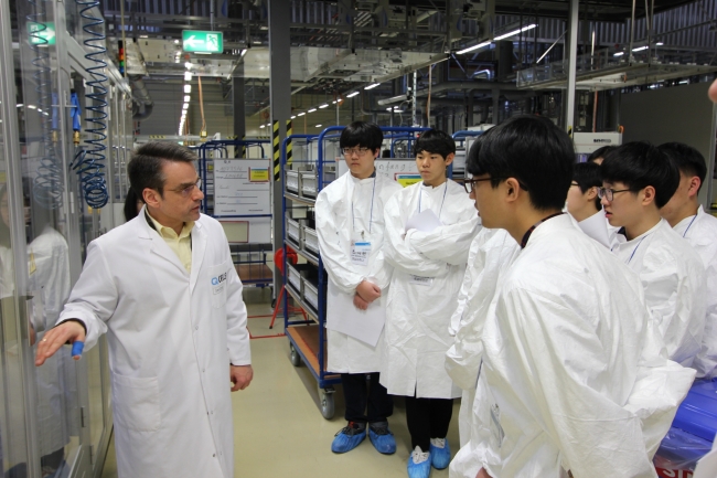 Science Challenge finalists tour the Hanwha Q CELL research center in Germany.   Hanwha Group