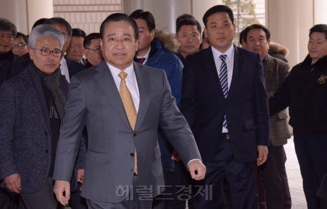 29일 재판정에 들어가는 이완구 전 총리. 정희조 기자/checho@heraldcorp.com