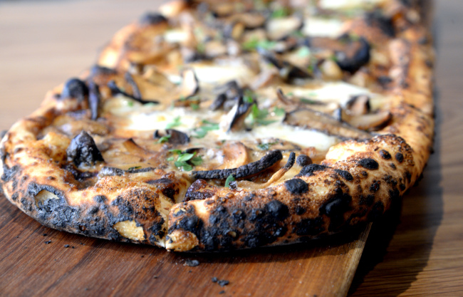 Bistro Piuzza’s Bosco pizza gets its umami flavor from a sauce made with dried, pulverized porcini mushrooms and cream. (Park Hyun-koo/The Korea Herald)