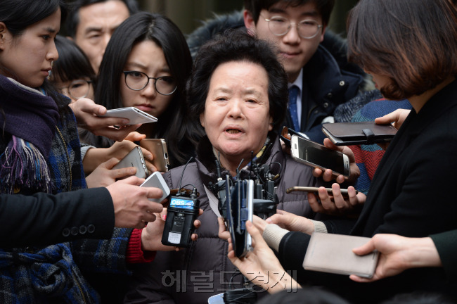이태원살인사건 피해자 조중필씨 어머니가 기자들의 질문에 답변하고 있다. 박현구기자@heraldcorp.com [사진=헤럴드경제DB]