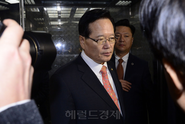 국회 본회의가 열릴 예정인 29일 오전 정의화 국회의장이 서울 여의도 국회로 출근하며 취재진의 질문에 답하고 있다. 박해묵 기자/mook@heraldcorp.com