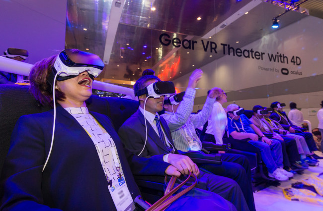 An attendee at the Tokye Game Show held in Japan last year tries the Google Cardboard goggles. (Bloomberg)