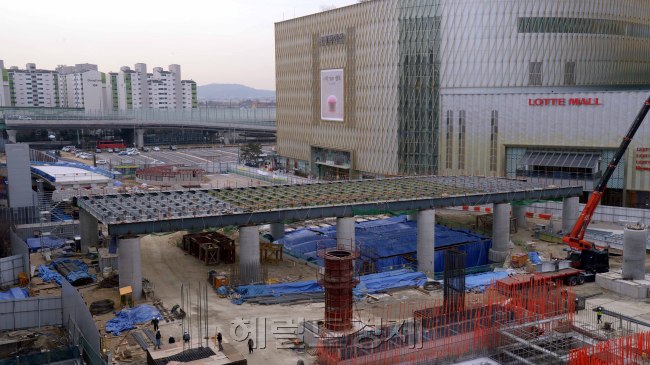 고립된 롯데몰. 롯데 측은 수원역까지 연결하는 통로를 만들 계획이었다. 그러나 실패했다. 이 곳에 버스환승센터가 지어진다. 이렇게 되면 수원역과 이어지는 길이 뚫린다. 롯데는 유통공룡 위상의 재건을 노리고 있다. 수원=정희조 기자/checho@heraldcorp.com