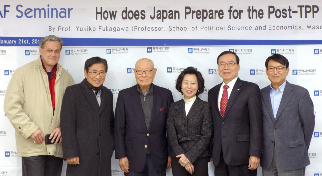 From left: Inha University law professor Remus Titiriga, Chung-Ang University professor Cho Won-dong, East Asia Foundation chairman and former Korean Foreign Minister Gong Ro-myung, Waseda University professor Fukagawa Yukiko, Korean Commission for Corporate Partnership chairman Ahn Choong-yong and East Asia Foundation secretary-general Hong Hyung-taek. Joel Lee/The Korea Herald