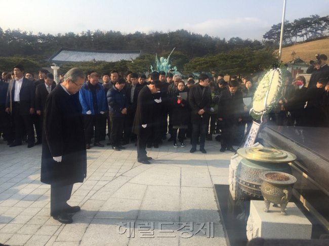 더불어민주당의 김종인 비대위원회 체제가 첫 외부일정으로 야권의 심장부인 광주를 찾은 가운데 일부 5ㆍ18 관련 단체가 김 위원장의 국보위 참여 전력을 들어 5ㆍ18 민주묘지 참배를 저지하고 항의하는 등 소동이 빚어졌다. 김 위원장을 비롯한 더민주 새 지도부는 참배를 마친 뒤 선대위 및 비대위 연석회의를 갖고 뼈를 깎는 반성과 혁신을 다짐했다. 사진=박병국 기자