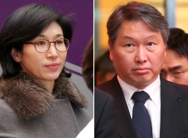 SK Group chairman Chey Tae-won (right) and his wife Roh So-young attended separately the funeral session for the late Roh Soon-ai, the wife of late SK Group founder Choi Jong-kun, at Samsung Medical Center in southern Seoul on Sunday morning. Last month, the chairman admitted to extramarital affairs and a child with another woman, announcing his intention to divorce his wife. Yonhap