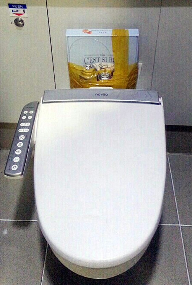 A toilet where a box containing two butane gas canisters, a lighter, an oil can and a water bottle was discovered at Incheon International Airport on Friday.  Yonhap