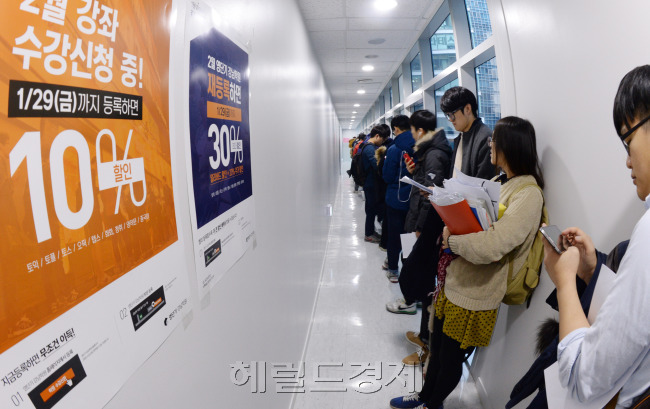 취업과 승진 등에서 ‘필수 스펙’으로 통하는 토익(TOEIC)이 오는 5월부터 난이도가 상향 조정된 신(新)토익으로 실시될 것으로 알려지면서 이에 앞서 현행 구(舊)토익으로 원하는 점수를 얻으려는 사람들의 발걸음이 분주해지고 있다. 서울 강남이 한 토익학원에 학생들이 수강하기 위해 길게 줄서 있다. 박현구 기자/phko@heraldcorp.com