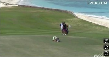 장하나가 파4 홀인원을 기록한 후 핀을 향해 큰절을 하는 모습. 사진=LPGA 홈페이지 캡처