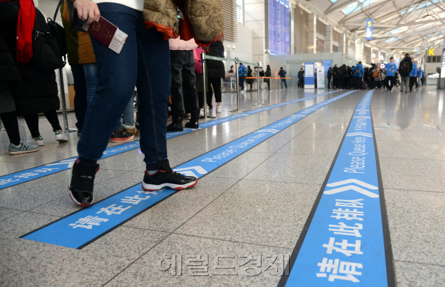 인천공항에서 출국 심사를 대기하는 관광객들의 모습. 박현구 기자/phko@heraldcorp.com
