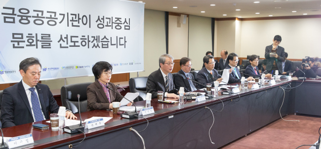 임종룡(왼쪽에서 세번째) 금융위원장이1일 오전 금융위원회 대회의실에서 금융공공기관 성과중심 문화 확산을 위한 간담회에서 모두발언을 하고 있다.  ［사진제공=금융위원회］