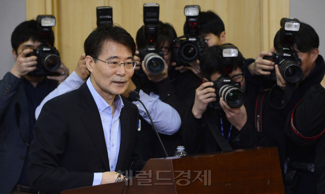 국민의당(가칭) 창준위가 1일 오전 서울 여의도 국회 의원회관에서 안철수 국민의당 인재영입위원장과 장하성 교수와 함께 하는 ‘경제토크’를 개최한 가운데 장하성 교수가 발언하고 있다. 박해묵 기자/mook@heraldcorp.com