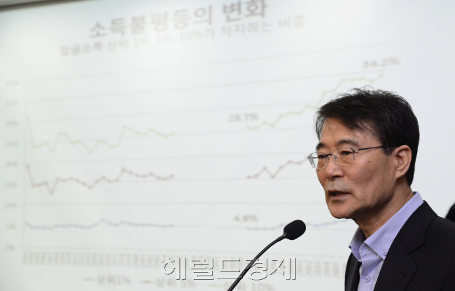 국민의당(가칭) 창준위가 1일 오전 서울 여의도 국회 의원회관에서 안철수 국민의당 인재영입위원장과 장하성 교수와 함께 하는 ‘경제토크’를 개최한 가운데 장하성 교수가 발언하고 있다. 박해묵 기자/mook@heraldcorp.com