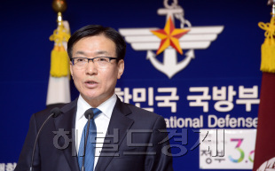 문상균 신임 국방부 대변인이 1일 공식 업무를 시작해 첫 정례 브리핑을 하고 있다. 사진=안훈 기자/rosedale@heraldcorp.com