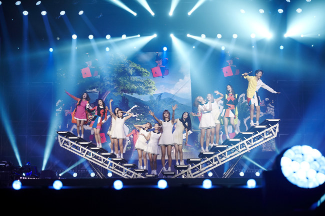 F(x) performs at Olympic Hall in Seoul on Sunday in “Dimension 4 -- Docking Station,” the group’s first exclusive concert. (SM Entertainment)