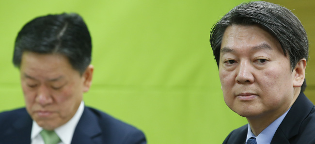 Rep. Ahn Cheol-soo attends his party’s meeting Monday in Seoul. Yonhap