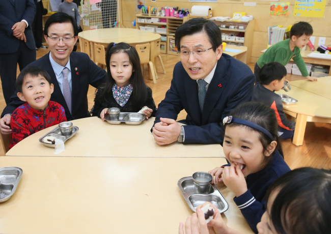 Prime Minister Hwang Kyo-ahn on Thursday visit a kindergarten in Jongno-gu, central Seoul.  /  Yonhap